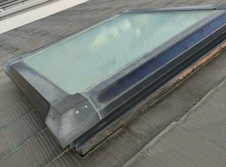 天窓の調査　屋根の上に上がって点検